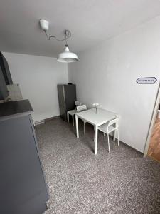 科隆Schöne Wohnung im Herzen von Köln Ehrenfeld的客房设有白色桌子和冰箱。