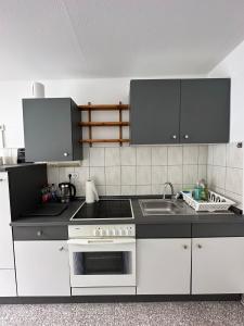 科隆Schöne Wohnung im Herzen von Köln Ehrenfeld的厨房配有黑色台面和水槽