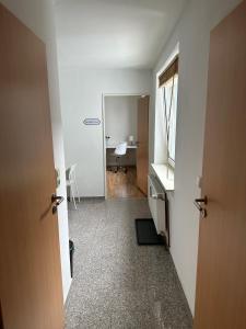 科隆Schöne Wohnung im Herzen von Köln Ehrenfeld的一条空的走廊,有门和房间