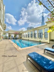 胡志明市Diny ApartHotel - Rooftop Pool - The Manor 2的一座建筑物中央的游泳池