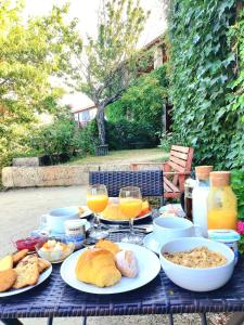 阿马马尔圣米格尔杜罗旅馆的餐桌,带食物盘和橙汁杯
