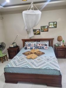 芹苴Mekong Delta Ricefield Lodge的一间卧室配有一张床,床上有浴袍