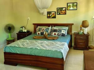 芹苴Mekong Delta Ricefield Lodge的一间卧室配有一张带木架和枕头的床。