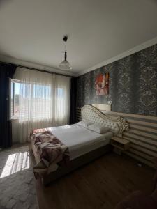 埃迪尔内乌根奥特尔旅馆的一间卧室设有一张大床和一个窗户。