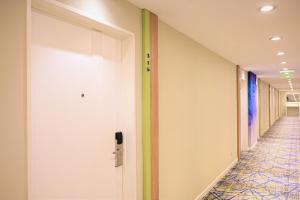 罗萨里奥罗萨里奥快捷假日酒店的办公室大楼的走廊,有门