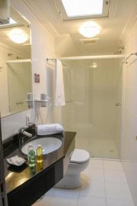 格拉玛多Hotel Premium的浴室配有卫生间、盥洗盆和淋浴。