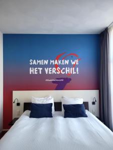 瓦赫宁根威里德酒店的一间卧室配有一张蓝色和红色墙壁的床
