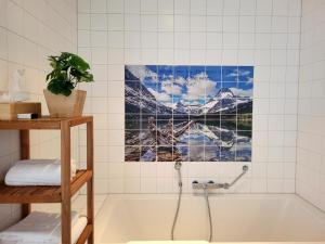 瓦赫宁根威里德酒店的一间带浴缸的浴室,享有山脉美景。