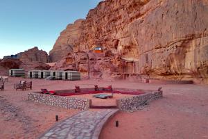 瓦迪拉姆Magic Bedouin Star的悬崖边的沙漠里一群长椅