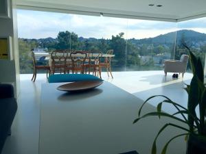 雅典luxury ph private pool+roof garden的客厅配有桌椅和大窗户