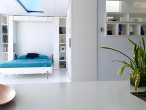 雅典luxury ph private pool+roof garden的一间卧室配有蓝色的床和植物