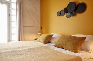 雷克雅未克芙蓉酒店的卧室配有一张四盆和平底锅的床铺,墙上挂着