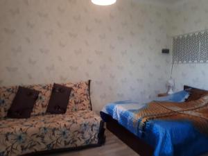 阿斯塔纳Zhenis street的一间卧室配有一张床和床套