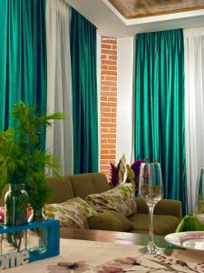 安布罗劳里WoodStar的客厅配有绿色窗帘和沙发