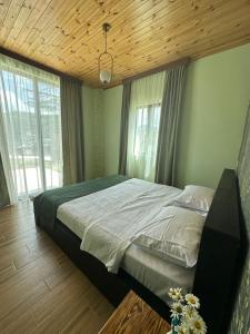 安布罗劳里WoodStar的一间卧室设有一张带木制天花板的大床