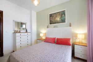 桑卢卡尔-德巴拉梅达San jeronimo的一间卧室配有一张带两个红色枕头的床