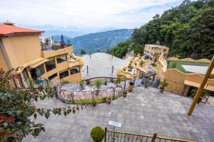 PanepaAagantuk Resort的享有带滑梯的游乐场的景色