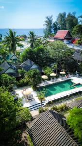 高兰绿洲瑜伽简易别墅度假酒店的享有带游泳池的度假村的空中景致