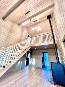 穆列什河畔圣乔治乌Vila Scandinavia的房屋内有楼梯的空房间