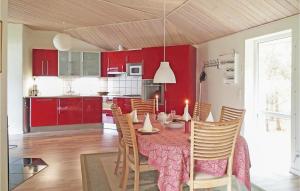 福旺Beautiful Home In Frvang With 3 Bedrooms And Wifi的厨房以及带桌椅的用餐室。