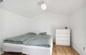 HårbyAmazing Home In Haarby With House Sea View的白色卧室配有床和白色梳妆台