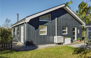 ØksenmølleStunning Home In Ebeltoft With Kitchen的一面有窗户的灰色房子