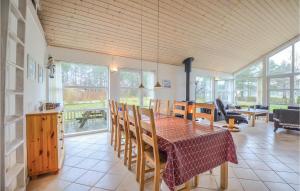 ØksenmølleStunning Home In Ebeltoft With Kitchen的厨房以及带桌椅的用餐室。