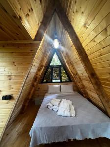 巴统La'Familia的木制阁楼卧室配有一张床