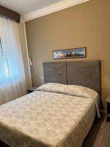 热那亚海尔薇堤亚酒店的卧室配有一张床