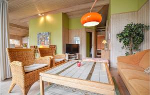 埃贝尔托夫特Amazing Home In Ebeltoft With Sauna的客厅配有沙发和桌子