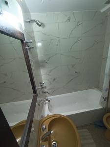 特尔马斯德里奥翁多Hotel FG的带淋浴、卫生间和浴缸的浴室