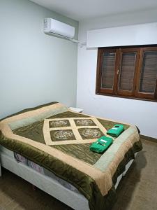 特尔马斯德里奥翁多Hotel FG的一张位于客房的床铺,里面配有绿色枕头