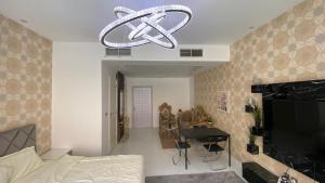 迪拜2-Bedrooms TownHouse Villa dxb Gplus1的客厅设有悬挂在天花板上的大标志