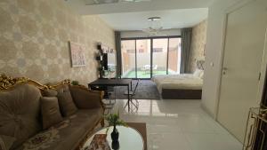 迪拜2-Bedrooms TownHouse Villa dxb Gplus1的客厅配有沙发和1张床