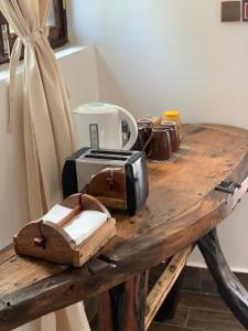 马特姆维Zi Loft Beach Cottage的一张带烤面包机和烤面包机的木桌