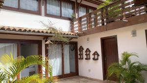 莫罗圣保罗Local Brasil House的一座带木门和阳台的房子