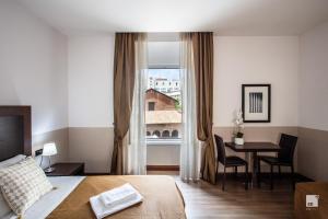 罗马那锡那里精品酒店的酒店客房设有床、桌子和窗户。
