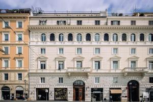 罗马那锡那里精品酒店的一座白色的大建筑,有很多窗户