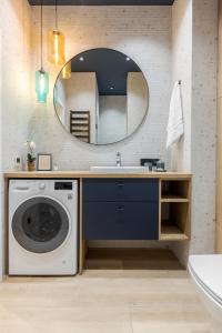 利沃夫Best view apartments的一间带洗衣机和镜子的浴室