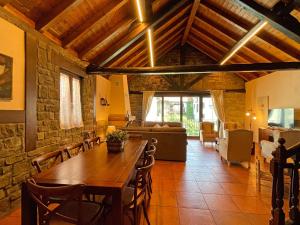 伊萨瓦Casa Rural juaningratxi的客厅配有木桌和沙发
