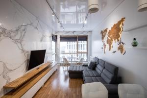 利沃夫Best view apartments的客厅配有沙发,墙上挂着世界地图