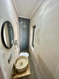 伊斯坦布尔Elegance House Hotel的一间带水槽和镜子的浴室