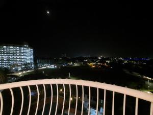 马六甲Melaka Homestay Best in Town 6+3 paxs的阳台享有夜间城市美景。