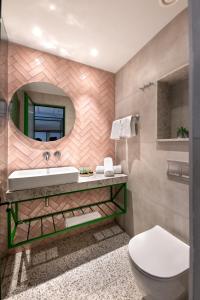 埃拉特HOTEL SHOSHANA的一间带水槽和镜子的浴室