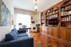 罗马{Free Parking} WI-FI - Netflix & A/C的客厅配有蓝色的沙发和电视