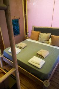 普罗奇达Procida Camp & Resort - La Caravella的一间卧室配有两张双层床和毛巾