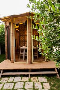 普罗奇达Procida Camp & Resort - La Caravella的庭院内带桌子的木屋