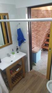 多拉达斯海滩Malula Departamentos.的一间带水槽和镜子的浴室