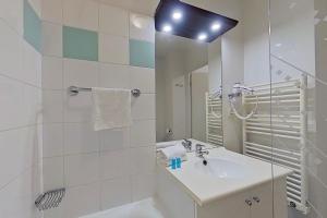 塞纳河畔伊夫里城市艾弗里酒店的白色的浴室设有水槽和镜子