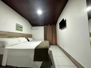 塞古罗港Hotel Casa Blanca Porto Seguro的一间卧室,卧室内配有一张大床